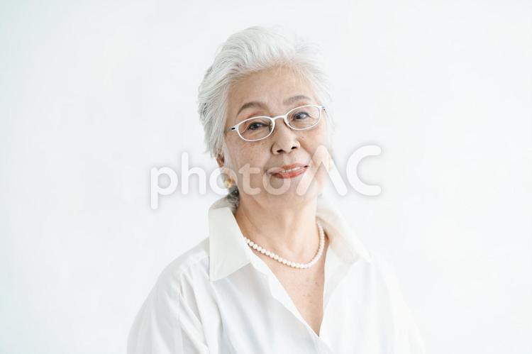メガネをかけた白髪の女性のポートレート  白髪,女性,シニアの写真素材