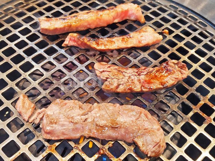 香ばしく焼きあがる焼肉 焼肉,和牛,牛肉の写真素材