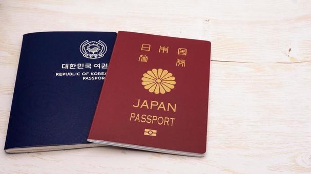 日本のパスポートと韓国のパスポート 日本のパスポートと韓国のパスポート パスポート,旅券,韓国の写真素材