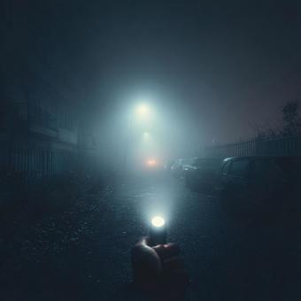 闇と霧に包まれた静かな通り 闇と霧に包まれた静かな通りの写真