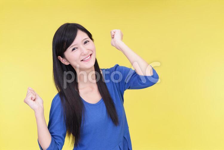 喜ぶ女性 女性,人物,人々の写真素材