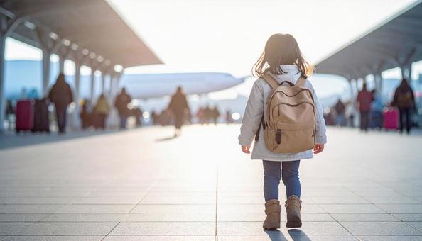 自立しようと一人で旅立つ日本人の女の子 自立しようと一人で旅立つ日本人の女の子の写真