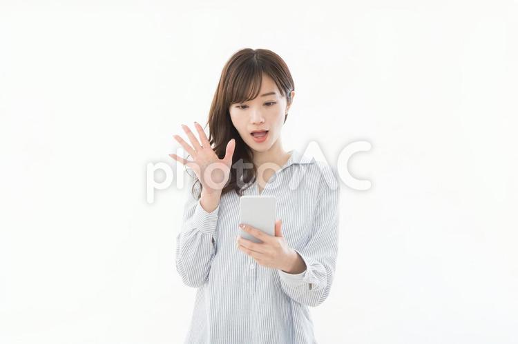 スマートフォンを使う女性　驚く 女性,スマートフォン,驚くの写真素材