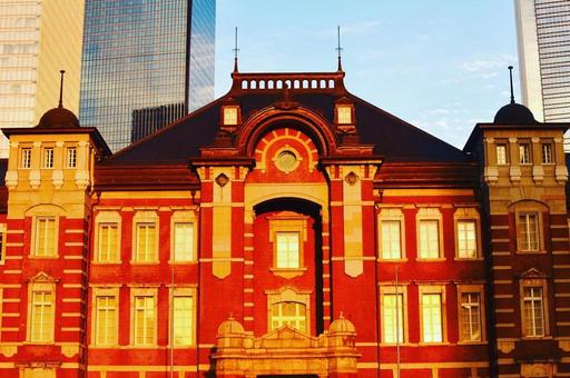 夏の夕暮れの東京駅 夏の夕暮れの東京駅の写真