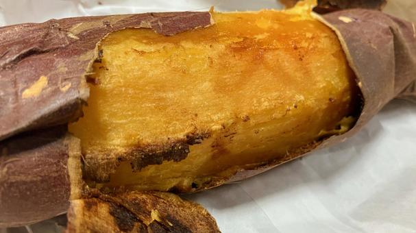 剥いた焼き芋・斜め向き 焼き芋,冬,サツマイモの写真素材