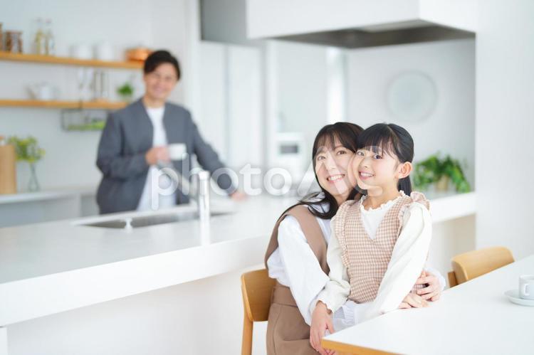 女の子を抱っこして座る女性とコーヒーを飲む男性 家族,女の子,女性の写真素材