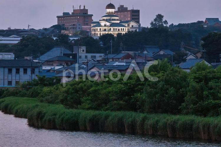 九頭竜川越しに望む三国町の夕暮れ 福井県,坂井市,三国町の写真素材