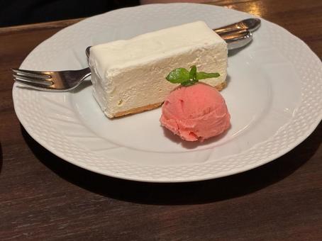 レアチーズケーキとイチゴのシャーベット レアチーズケーキとイチゴのシャーベットの写真