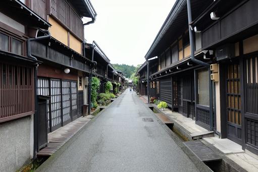 早朝雨の高山の古い町並み、景観保存区域 早朝雨の高山の古い町並み、景観保存区域 高山,古い町並み,雨の写真素材