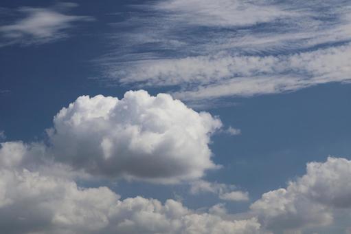青空と色々な雲のある空の風景の写真