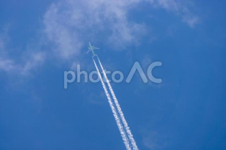上空を飛ぶ飛行機と飛行機雲 飛行機,旅客機,ジェット機の写真素材