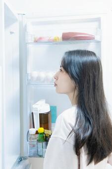 冷蔵庫を開ける女性 冷蔵庫,女性,横顔の写真素材
