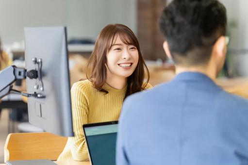 ミーティングをする男女2人のビジネスマン ミーティングをする男女2人のビジネスマン 男性,女性,男女の写真素材