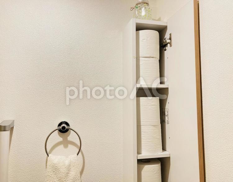 トイレの中のトイレットペーパーストック トイレ,トイレットペーパー,トイレ収納の写真素材
