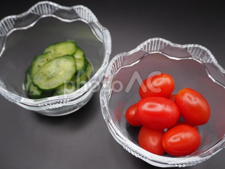 きゅうりとトマト 野菜,夏,夏野菜の写真素材