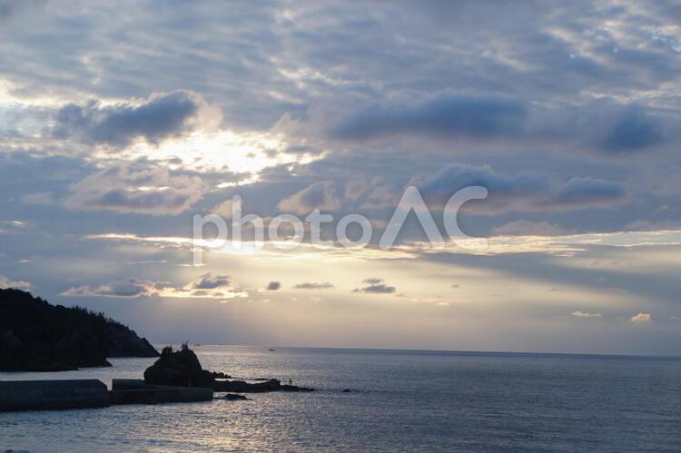 雲の間から日差し込む海 海,大海原,晴れの写真素材