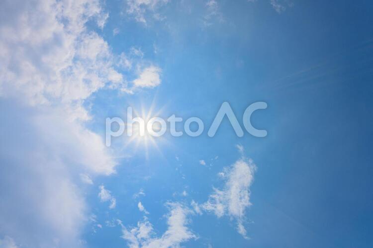 太陽の光芒と青空 バックグラウンド,曇り,自然の写真素材