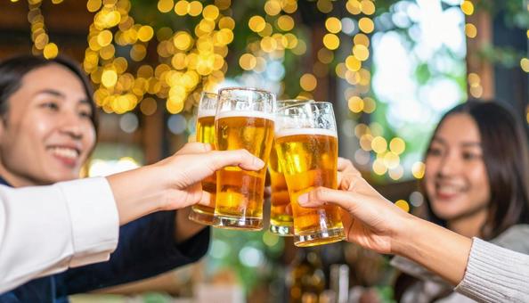 居酒屋でビールで乾杯をするイメージ 居酒屋でビールで乾杯をするイメージの写真