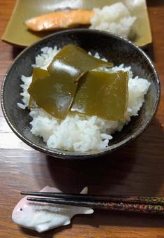 あきたこまち昆布ご飯の茶碗飯 あきたこまち昆布ご飯の茶碗飯の写真