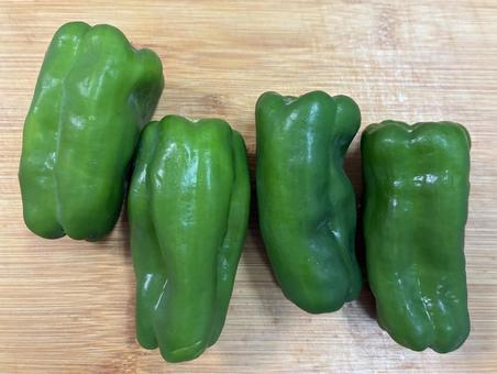 ピーマン　4個 ピーマン,野菜,食材の写真素材