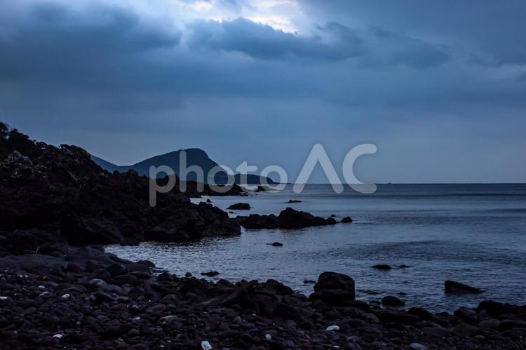 ＜五島の風景＞曇り空の鐙瀬溶岩海岸の風景 風景,海,空の写真素材
