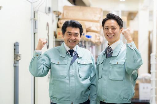 倉庫で働く男性作業員 倉庫で働く男性作業員 倉庫,会議,工場の写真素材