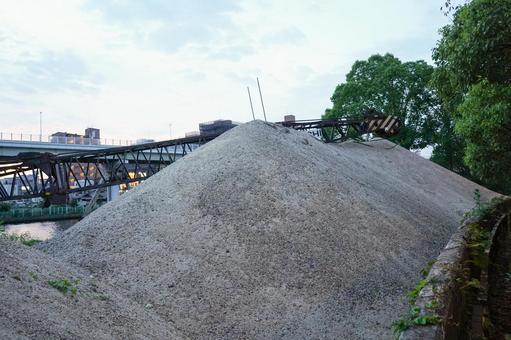 川沿いの砕石置き場 川沿いの砕石置き場 砂利山,資材置き場,川の写真素材