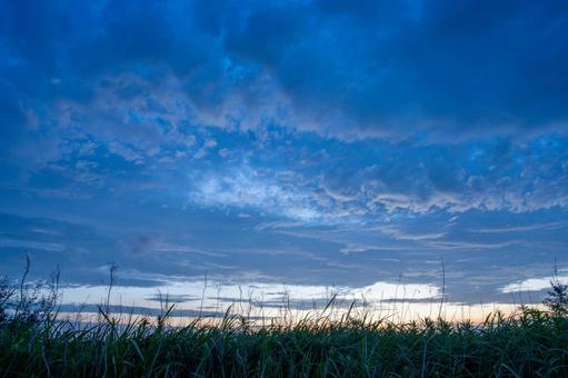 梅雨時期の夕焼け 梅雨時期の夕焼け 夕焼け,夕日,光の写真素材