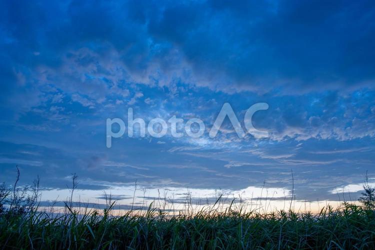 梅雨時期の夕焼け 夕焼け,夕日,光の写真素材