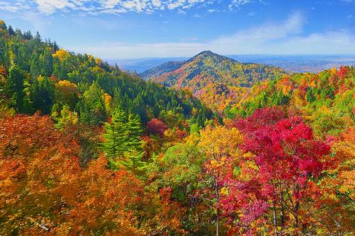 紅葉の山並みと秋の青空1 紅葉の山並みと秋の青空1の写真