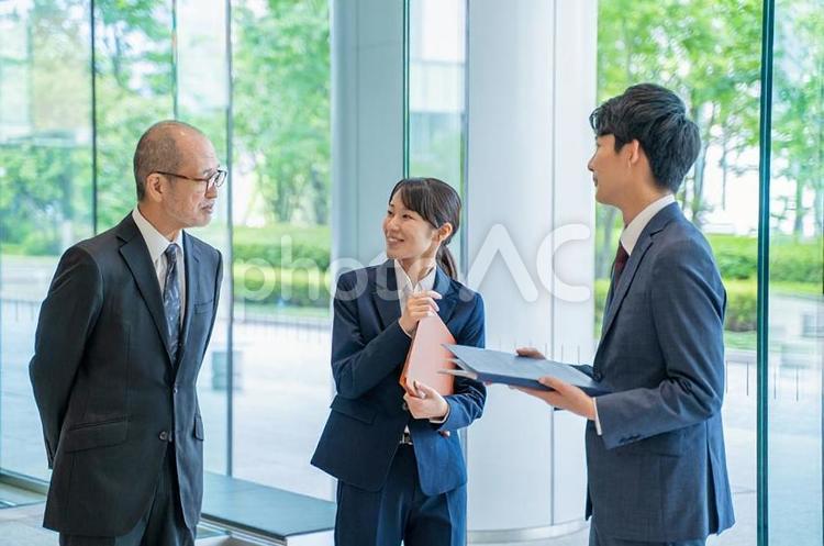 様々な世代のビジネスマンの打合せ ビジネス,男性,男女の写真素材