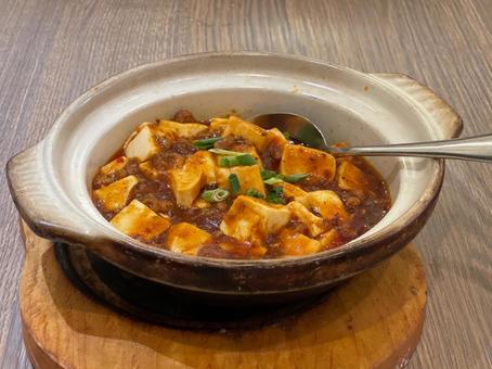 土鍋に盛られた茶色い麻婆豆腐 土鍋に盛られた茶色い麻婆豆腐の写真