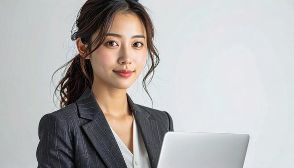 ノートパソコンを持つ女性社員 白背景 ノートパソコンを持つ女性社員 白背景の写真