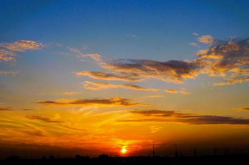 マジックアワー 夕焼けと建物のシルエット マジックアワー 夕焼けと建物のシルエット 夕暮れ,黄昏時,街並みの写真素材