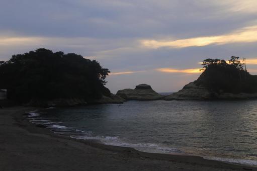 堂ヶ島の向こうに綺麗な夕陽 堂ヶ島の向こうに綺麗な夕陽 綺麗な夕陽,堂ヶ島,島の向こうにの写真素材