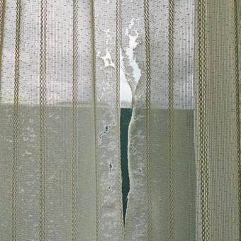 裂けたカーテン 裂けたカーテン 裂ける,破れ,破損の写真素材