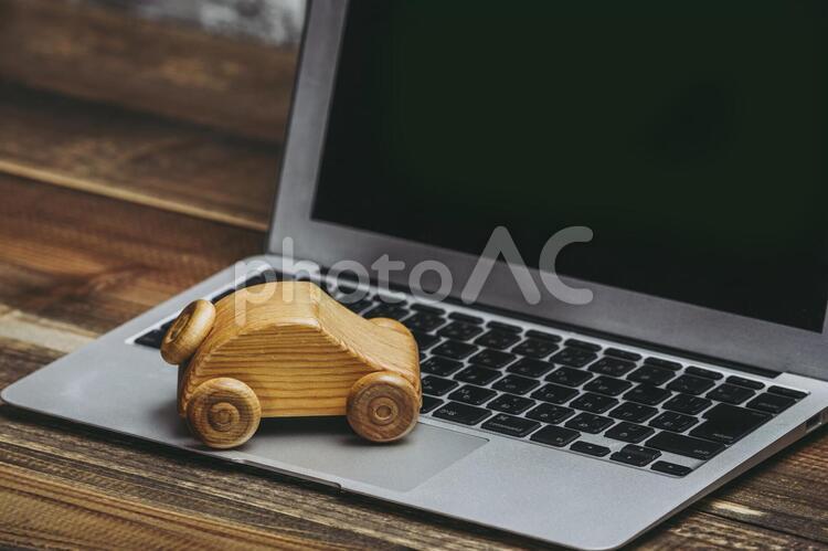 木製のミニチュアカーとノートパソコン パソコン,ノートパソコン,bgの写真素材