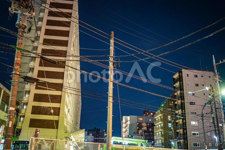 夜の電線交差点 電線,街灯,ビルの写真素材