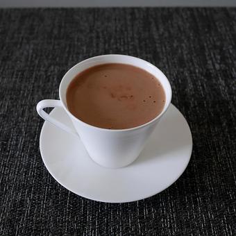 白いカップ&ソーサーとホットチョコレート 白いカップ&ソーサーとホットチョコレート ホットチョコレート,カップ&ソーサー,コーヒーカップの写真素材