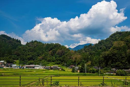 入道雲がそびえる日本の田舎の美しい夏景色 夏休み,田舎,入道雲の写真素材