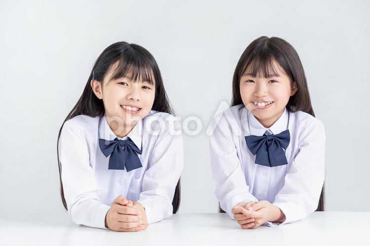 制服を着た笑顔の女子中学生 子ども,制服,サインの写真素材