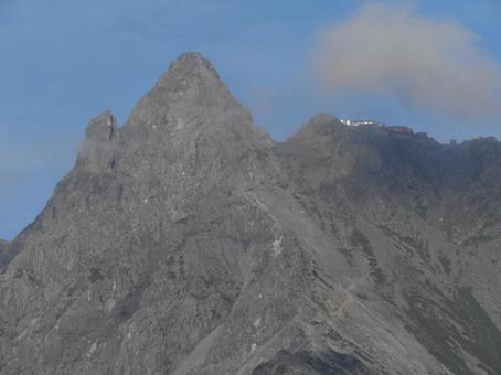 槍ケ岳の穂先と槍ケ岳山荘の写真