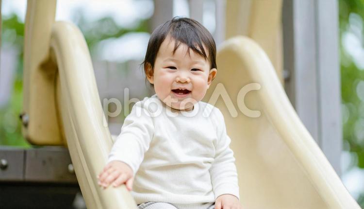 公園の遊具で遊ぶ日本人子供・幼児・滑り台 滑り台,公園,幼児の写真素材