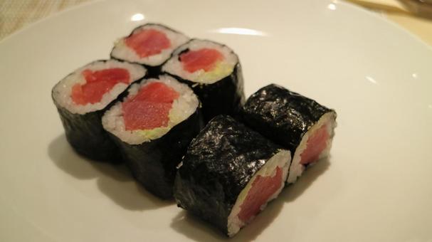 Photo, super delicious tuna rolls 2023, high-quality tuna, high-quality seaweed, 