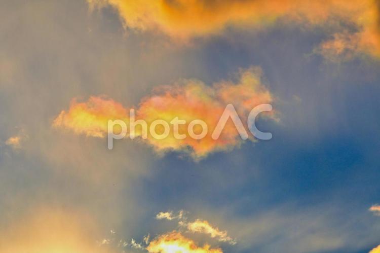 夕暮れの彩雲 彩雲,夕暮れ,夕方の写真素材