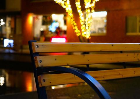街のイルミとベンチの背もたれ ベンチ,イルミネーション,クリスマスの写真素材