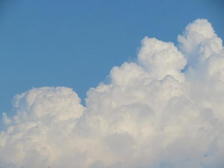 青空にモコモコの白い雲 青空にモコモコの白い雲の写真
