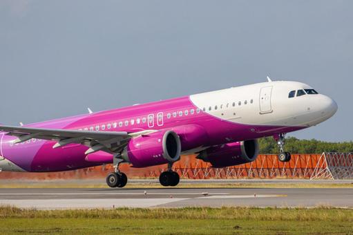 那覇空港を離陸する飛行機 那覇空港を離陸する飛行機 那覇空港,飛行機,航空機の写真素材