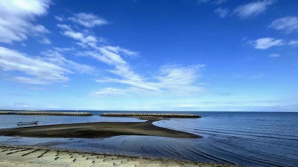 青空に広がる美しい海岸線 青空に広がる美しい海岸線の写真