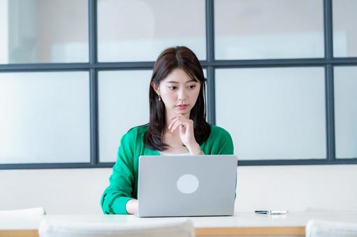 明るい室内で仕事をする女性 明るい室内で仕事をする女性 女性,ノートパソコン,パソコンの写真素材